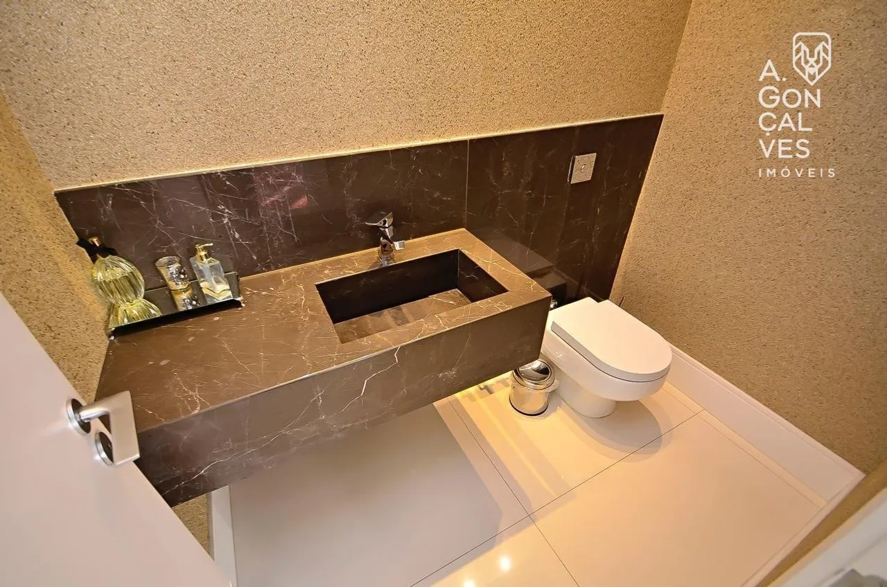 668 m² house with 4 en-suite bedrooms and private garden — photo 11