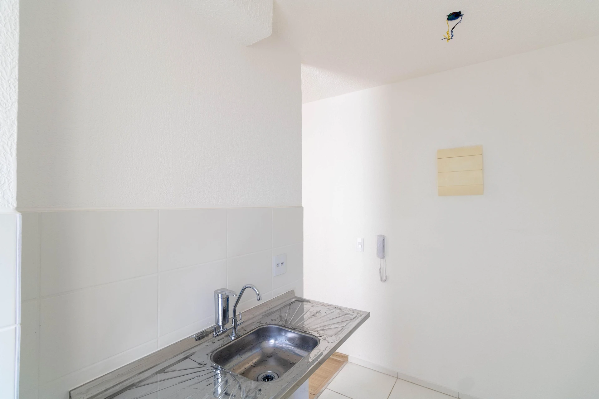 2-bedroom apartment in a building with a gym — photo 2