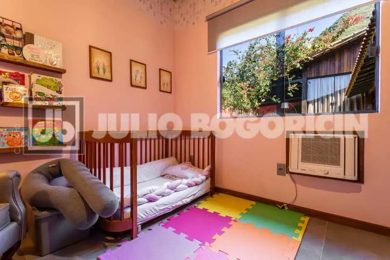 Balcony with a grill in a 5-bedroom house, 392 m² — photo 24