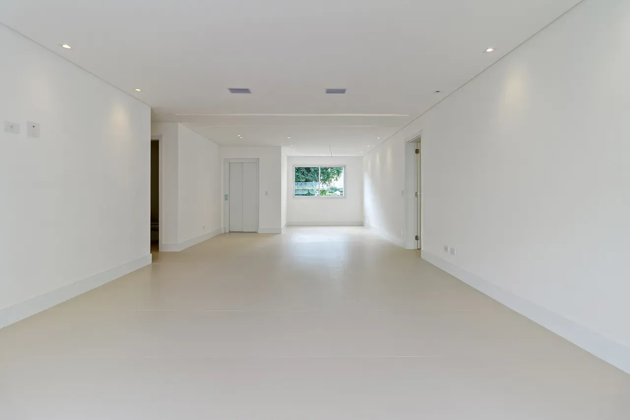Balcony with a grill in a 4-bedroom apartment, 158 m² — photo 21