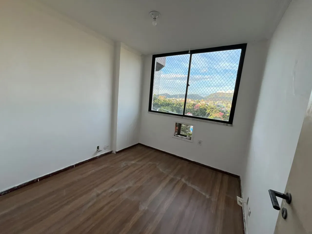 Apartment on the 10th floor with wood or laminate floors — photo 13