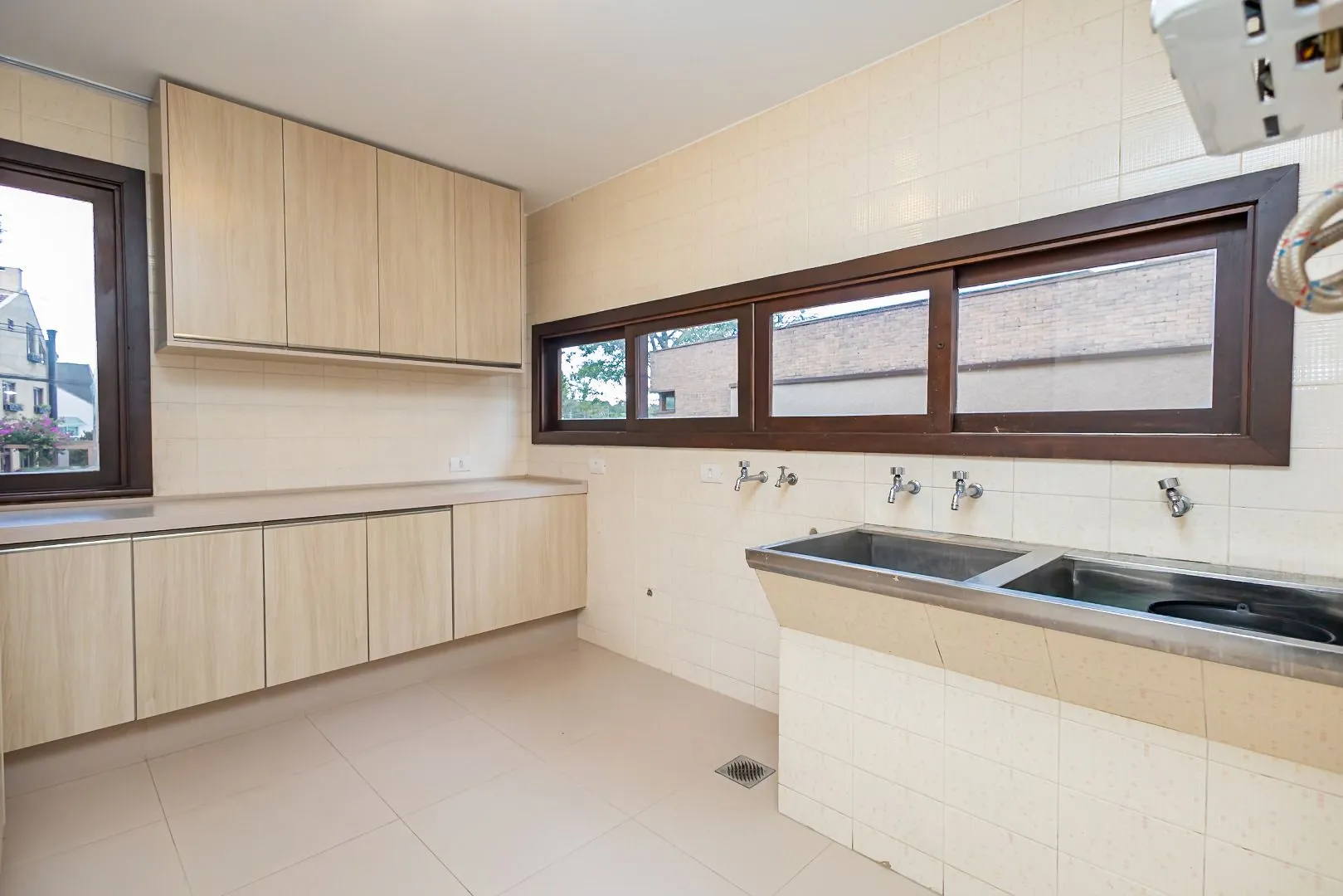 Rental house with 4 bedrooms and 5 bathrooms across 550 m² — photo 39