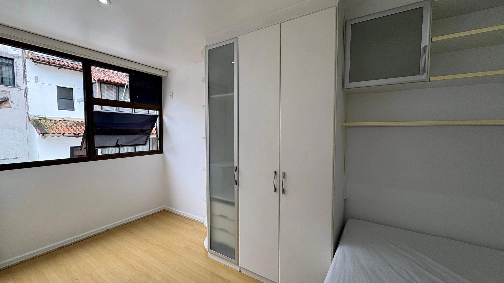 Glass-enclosed balcony in a 3-bedroom apartment, 120 m² — photo 62