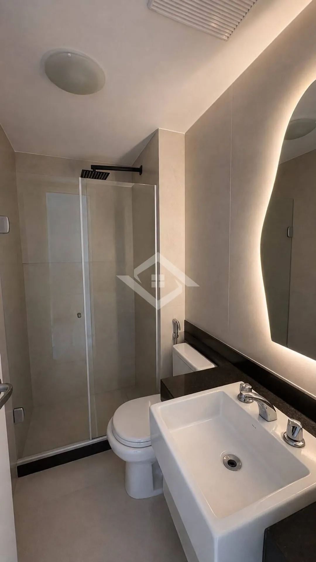 184 m² unfurnished apartment with 3 en-suites and parking — photo 24