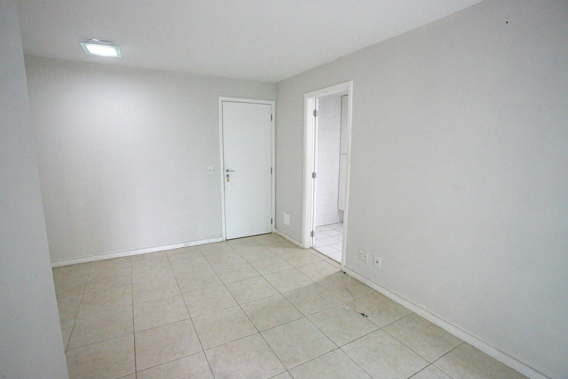 Balcony with a grill in a 2-bedroom apartment, 60 m² — photo 27