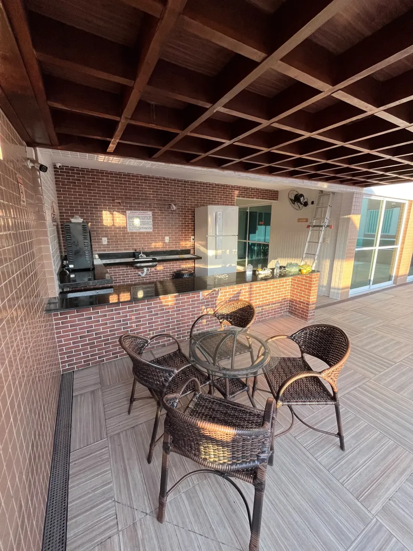 2-bedroom apartment in a building with a gym — photo 9