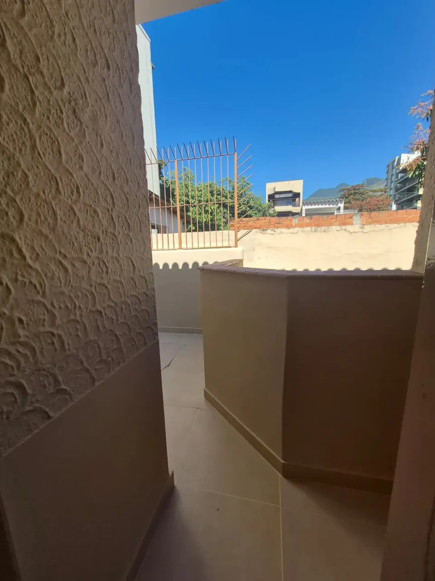 Apartamento sem mobília com cozinha planejada e tanque — photo 19