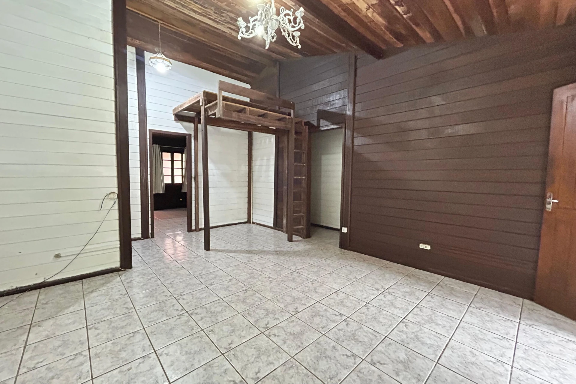 House, 100 m², with floor-to-ceiling windows