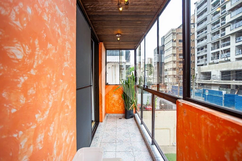 Furnished apartment, 107 m², with a glass-enclosed balcony — photo 16