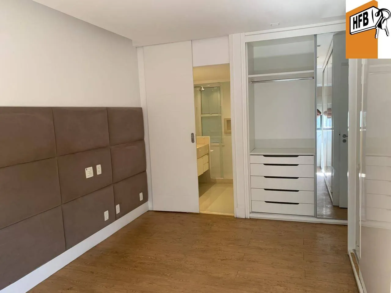 4-bedroom apartment in a building with a pool — photo 8