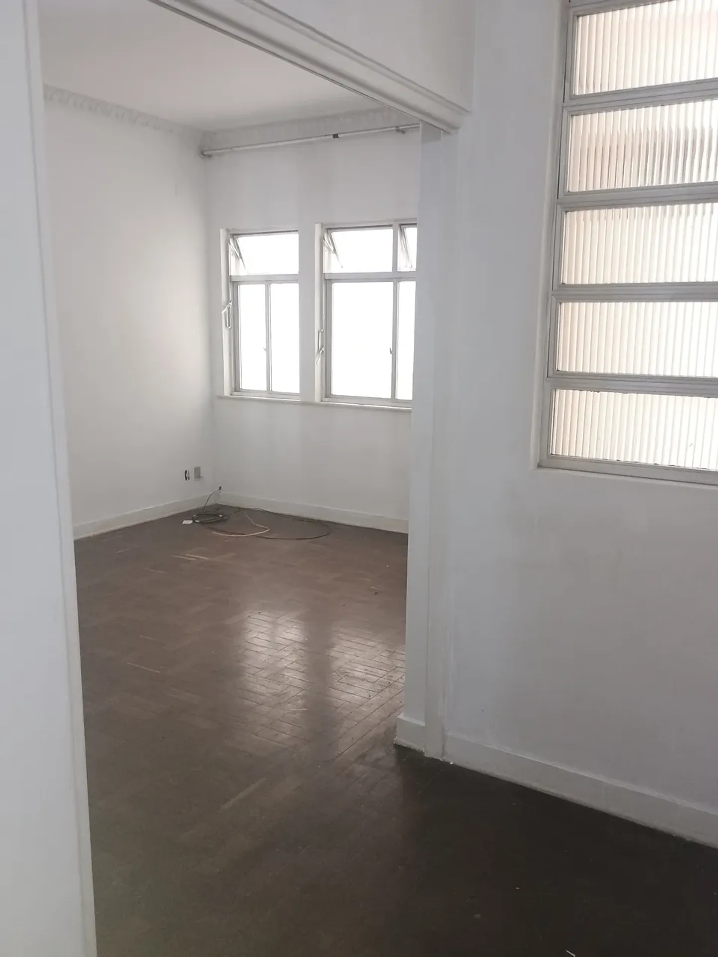 Apartment on the 6th floor with wood or laminate floors — photo 3