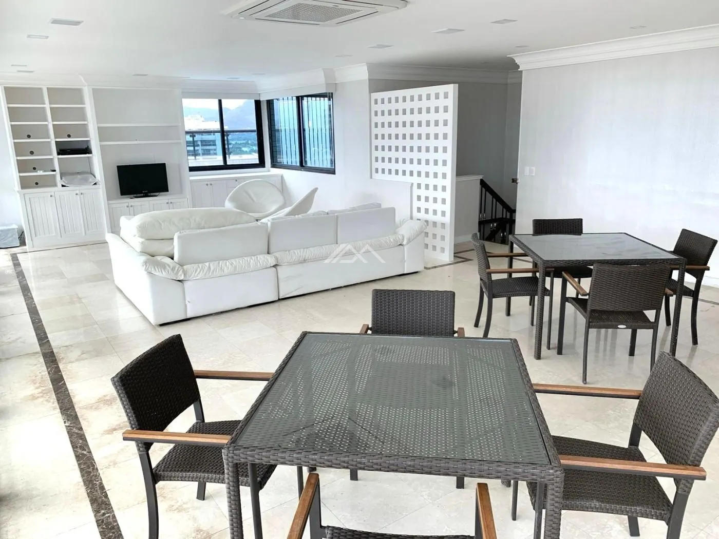 Apartment with 4 bedrooms and 5 bathrooms and enclosed balcony — photo 21