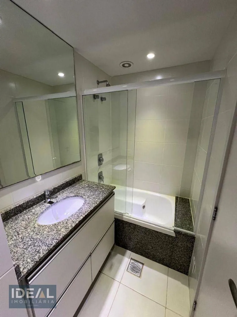 Furnished apartment with 3 bedrooms and 4 bathrooms — photo 16