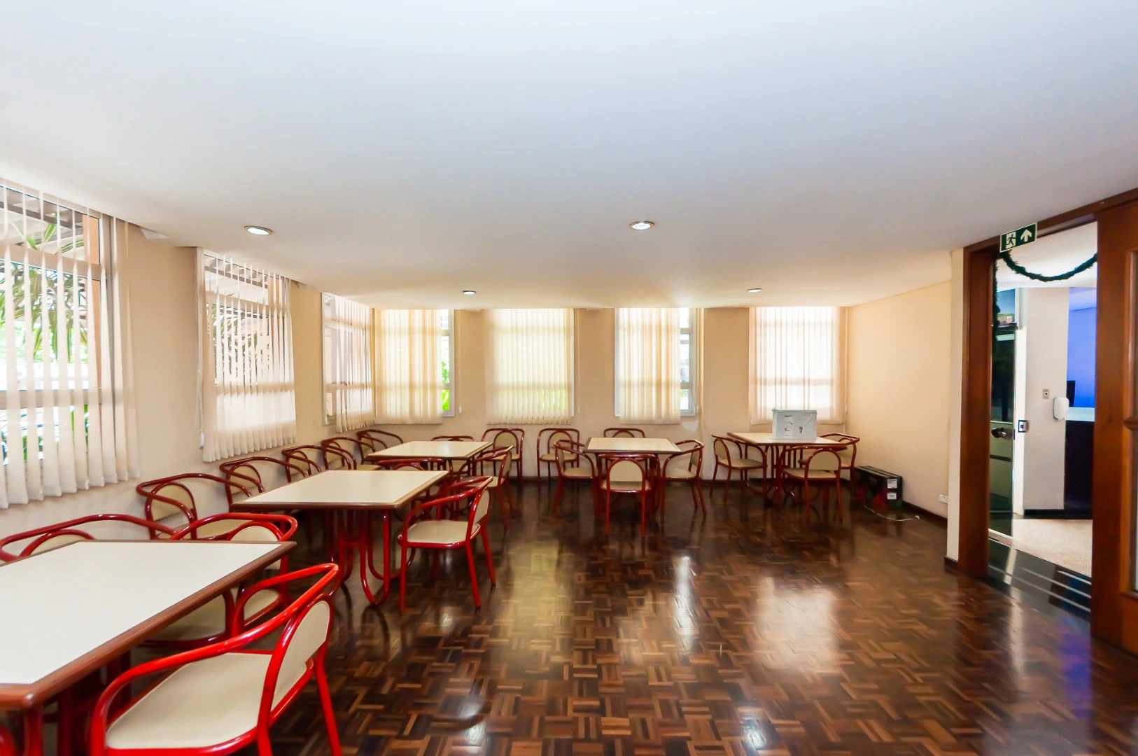 3-bedroom apartment with a home office in Curitiba — photo 17