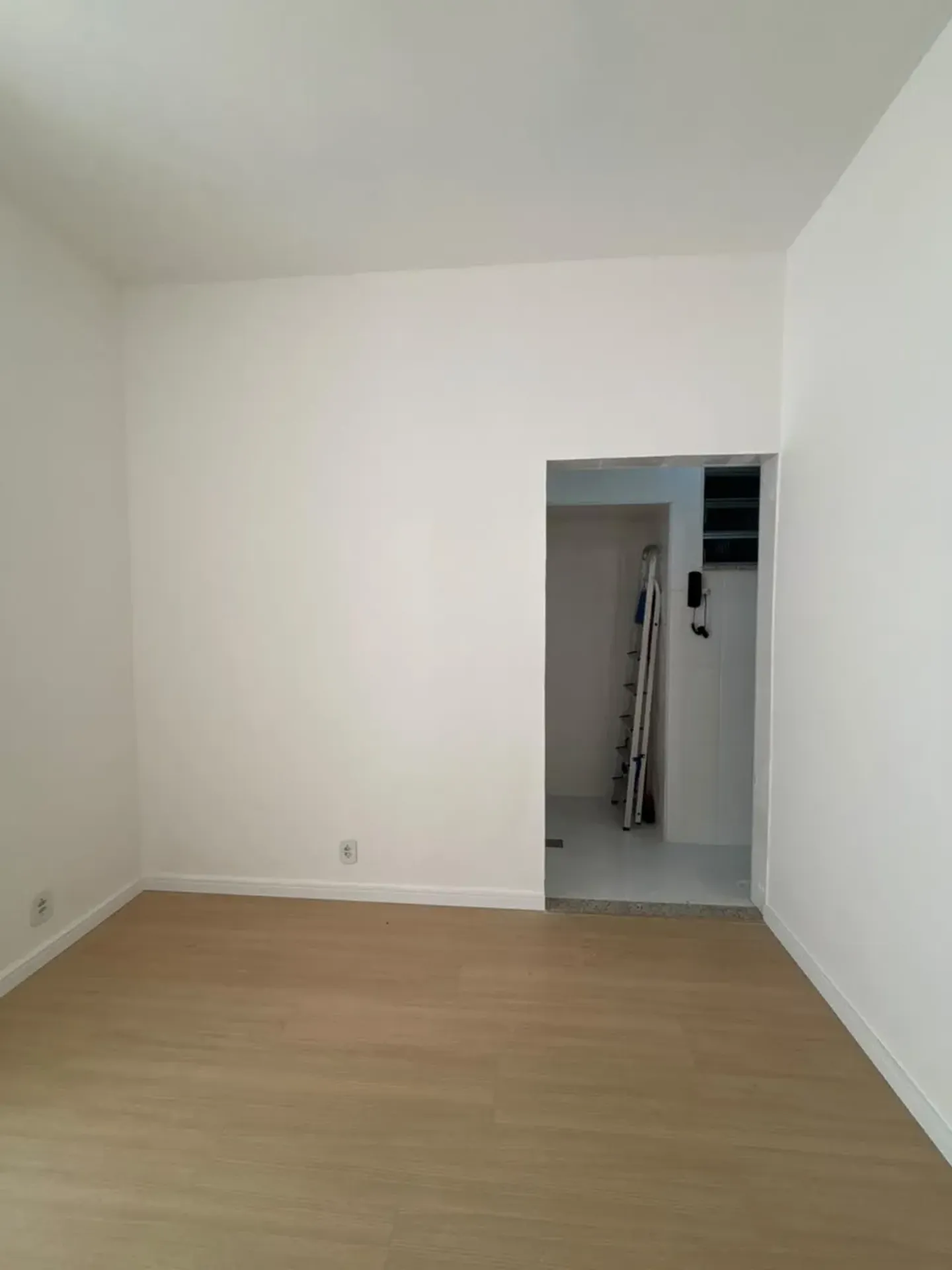 Wood or laminate floors in a one-bedroom apartment, 37 m² — photo 15