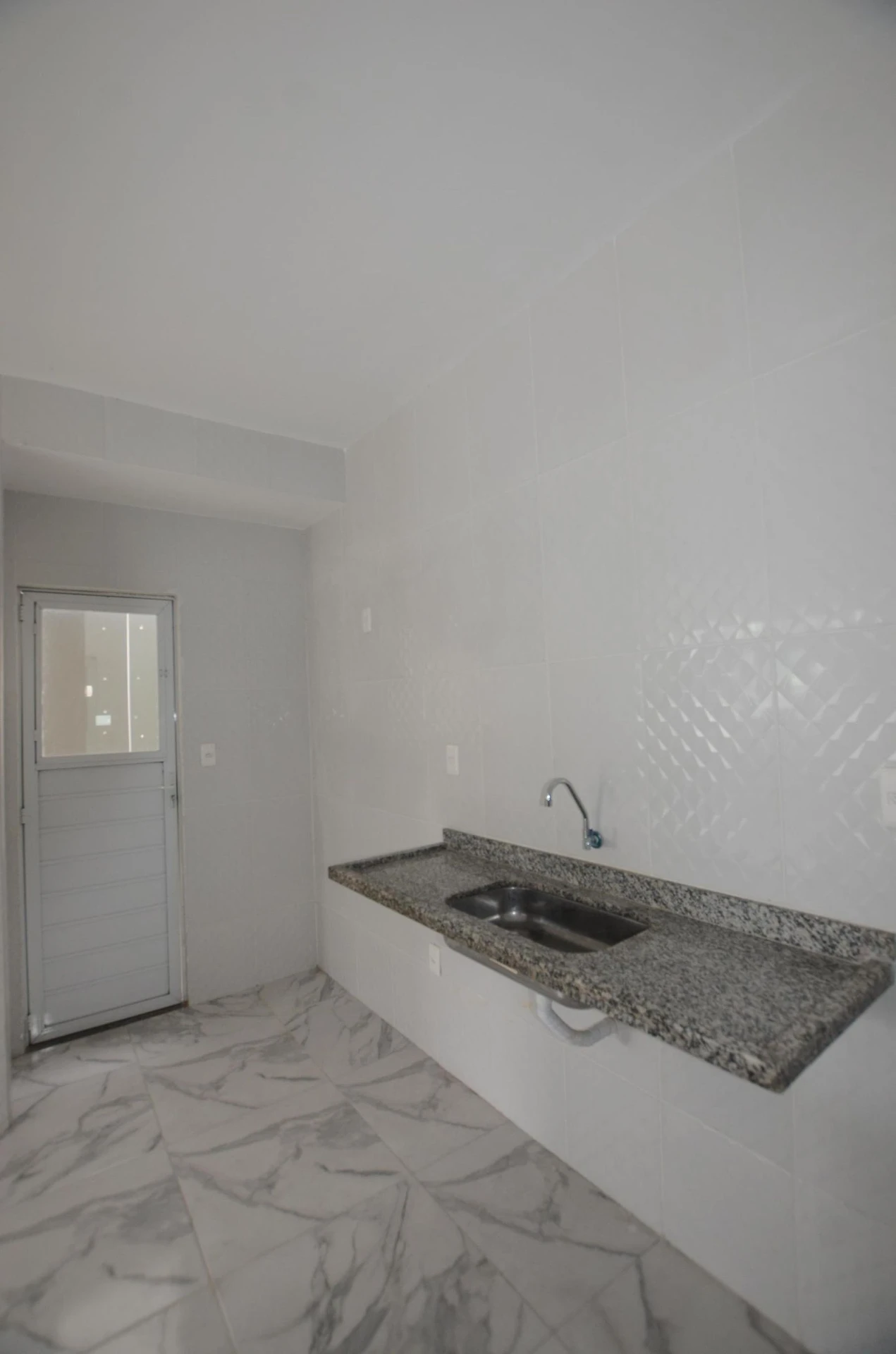 2-bedroom house with a bathtub — photo 17