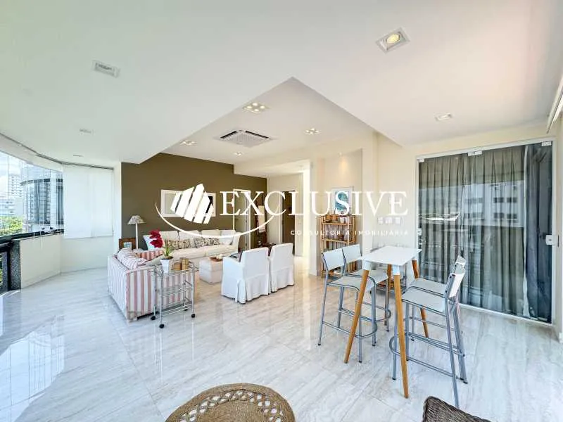 3-bedroom apartment in a building with a pool — photo 9