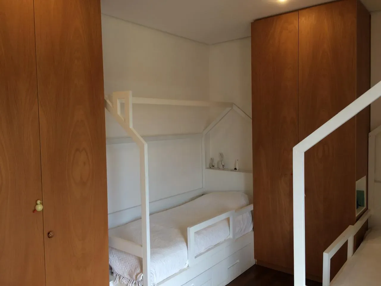 180 m² unfurnished apartment with 4 bedrooms on the 2nd floor