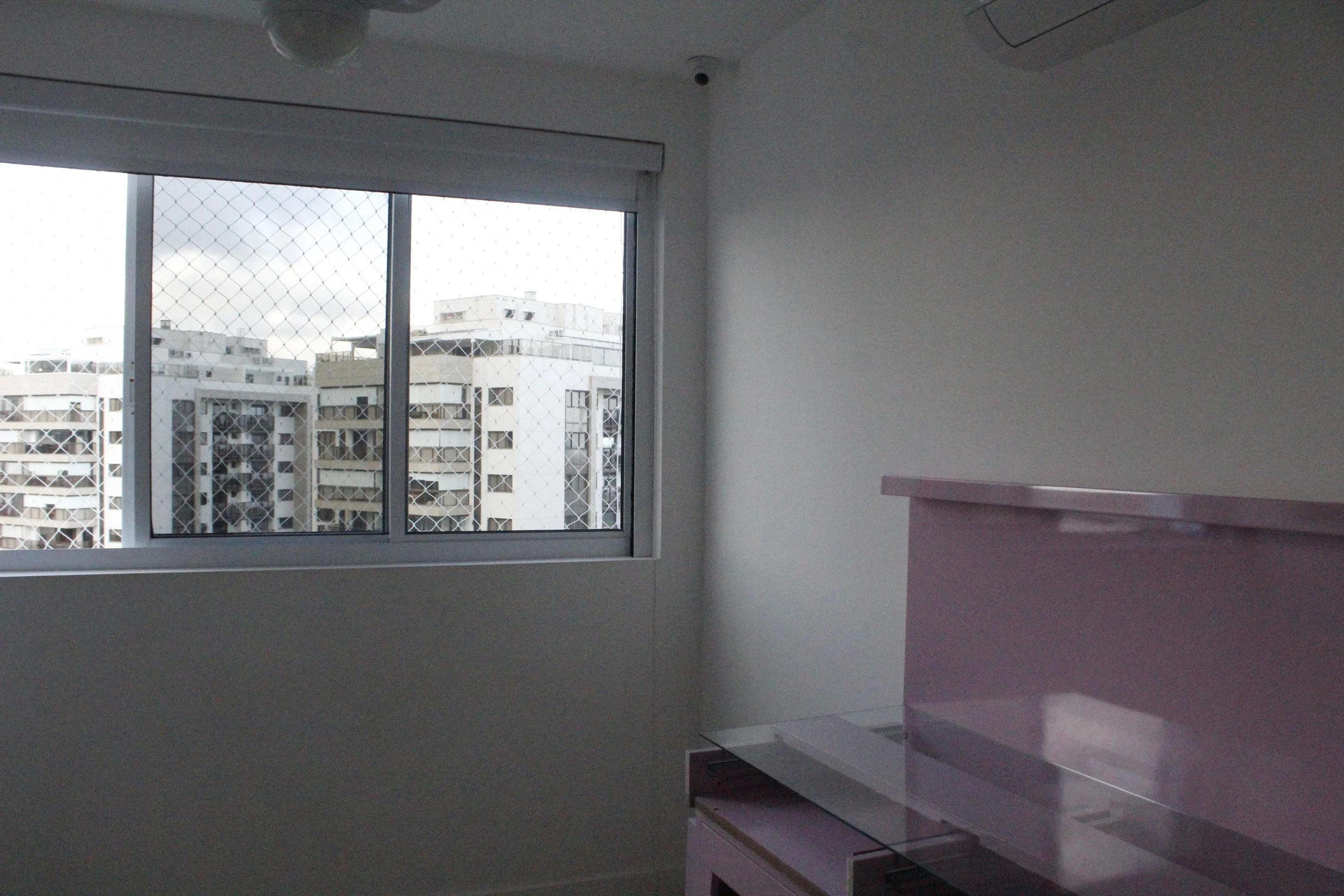 Glass-enclosed balcony in a 3-bedroom apartment, 115 m² — photo 34