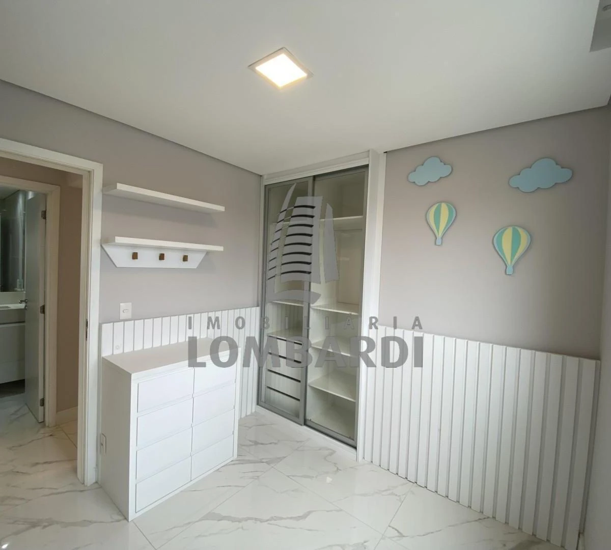 70 m² apartment with a walk-in closet and a washing machine — photo 3