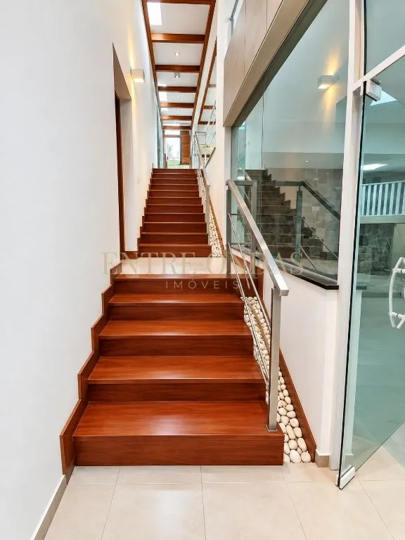 700 m² house with a bathtub and a fireplace — photo 12