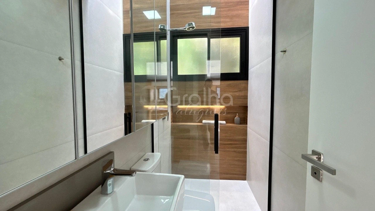 Furnished house, 158 m², with floor-to-ceiling windows — photo 16