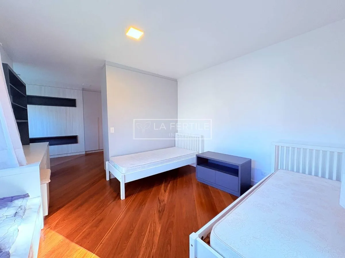 Будинок на 5 спалень із 2 ванними при кімнаті, 400 м² — photo 27