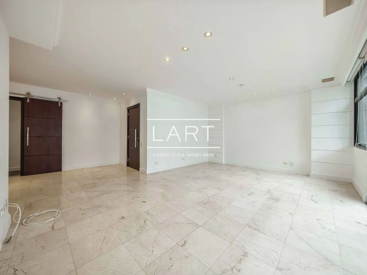 Floor-to-ceiling windows in a 3-bedroom apartment, 125 m²