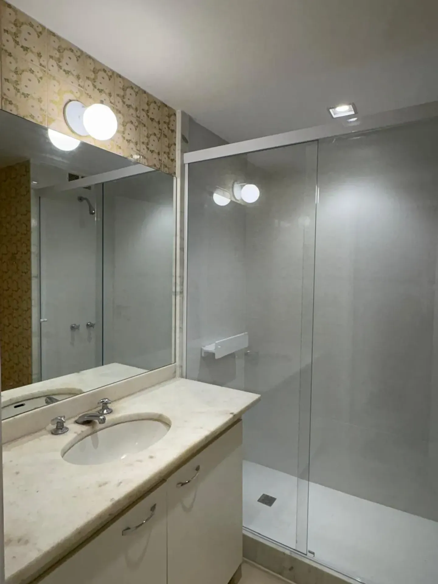 3-bedroom apartment with a bathtub — photo 8