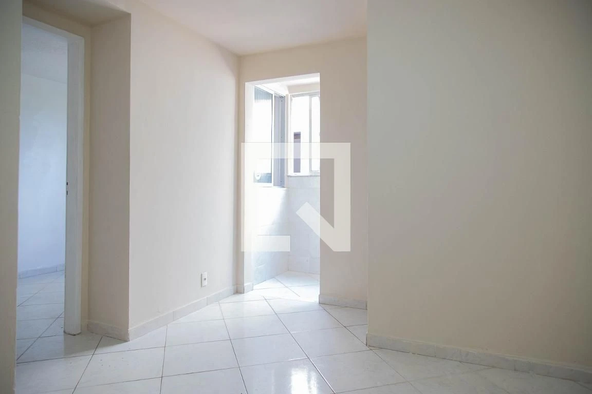 Unfurnished 1-bedroom apartment with a glass shower — photo 12