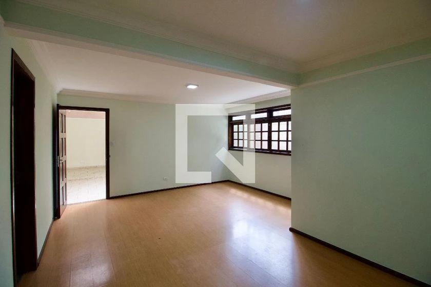 4-bedroom house with wood or laminate floors in Curitiba — photo 8