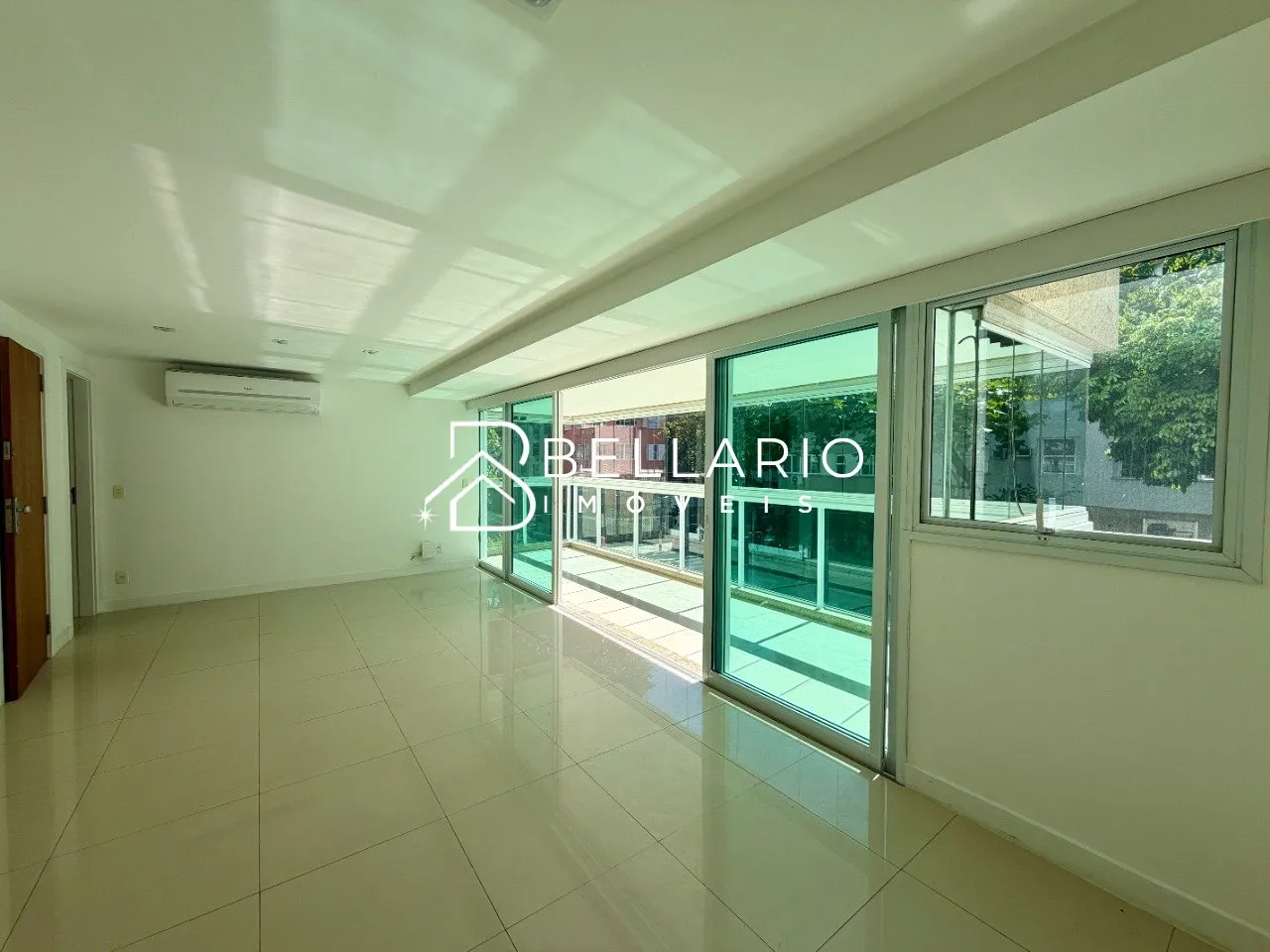 4-bedroom apartment with 5 bathrooms and glass balcony — photo 5