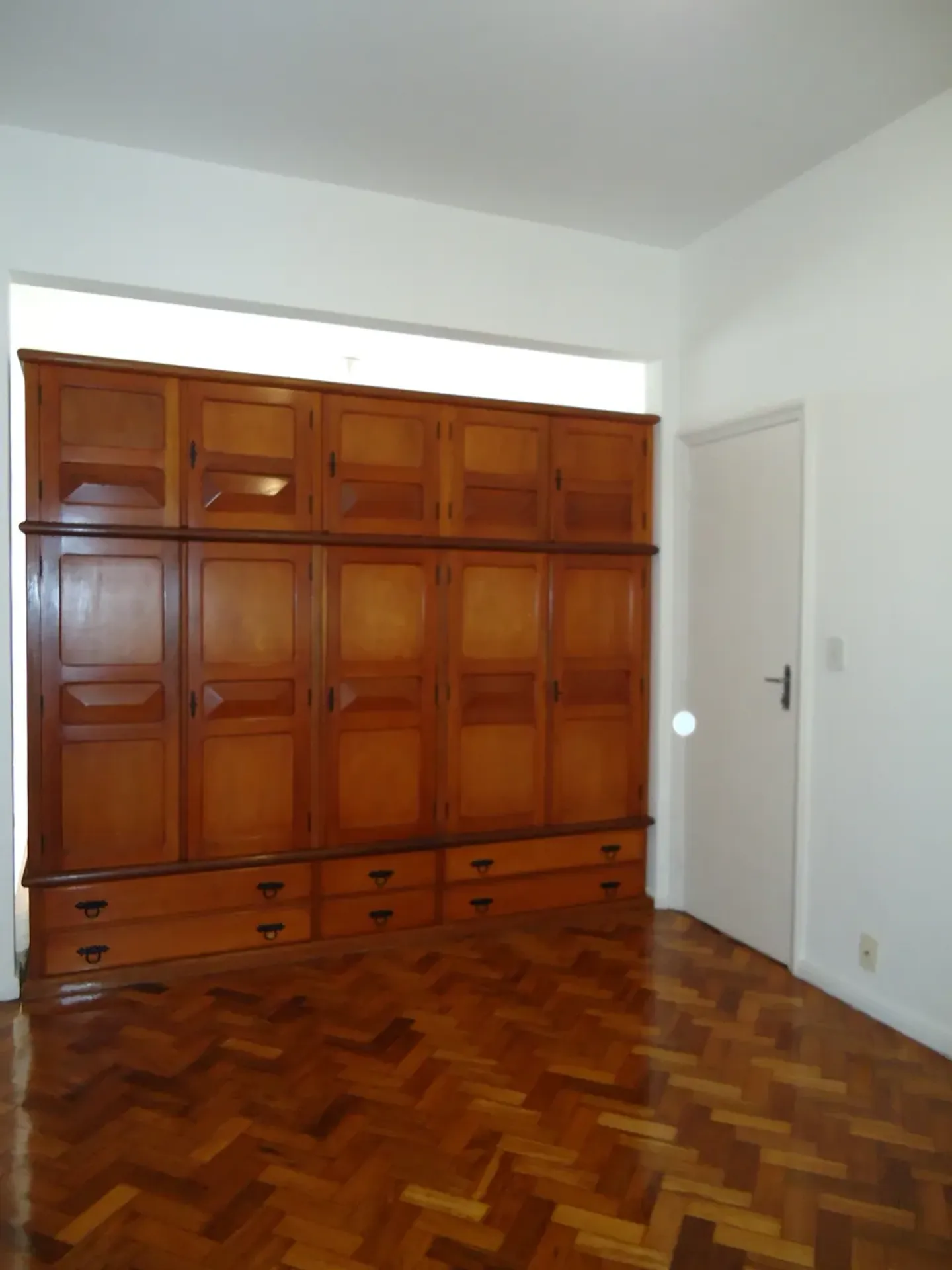 3-bedroom apartment with wood or laminate floors — photo 7