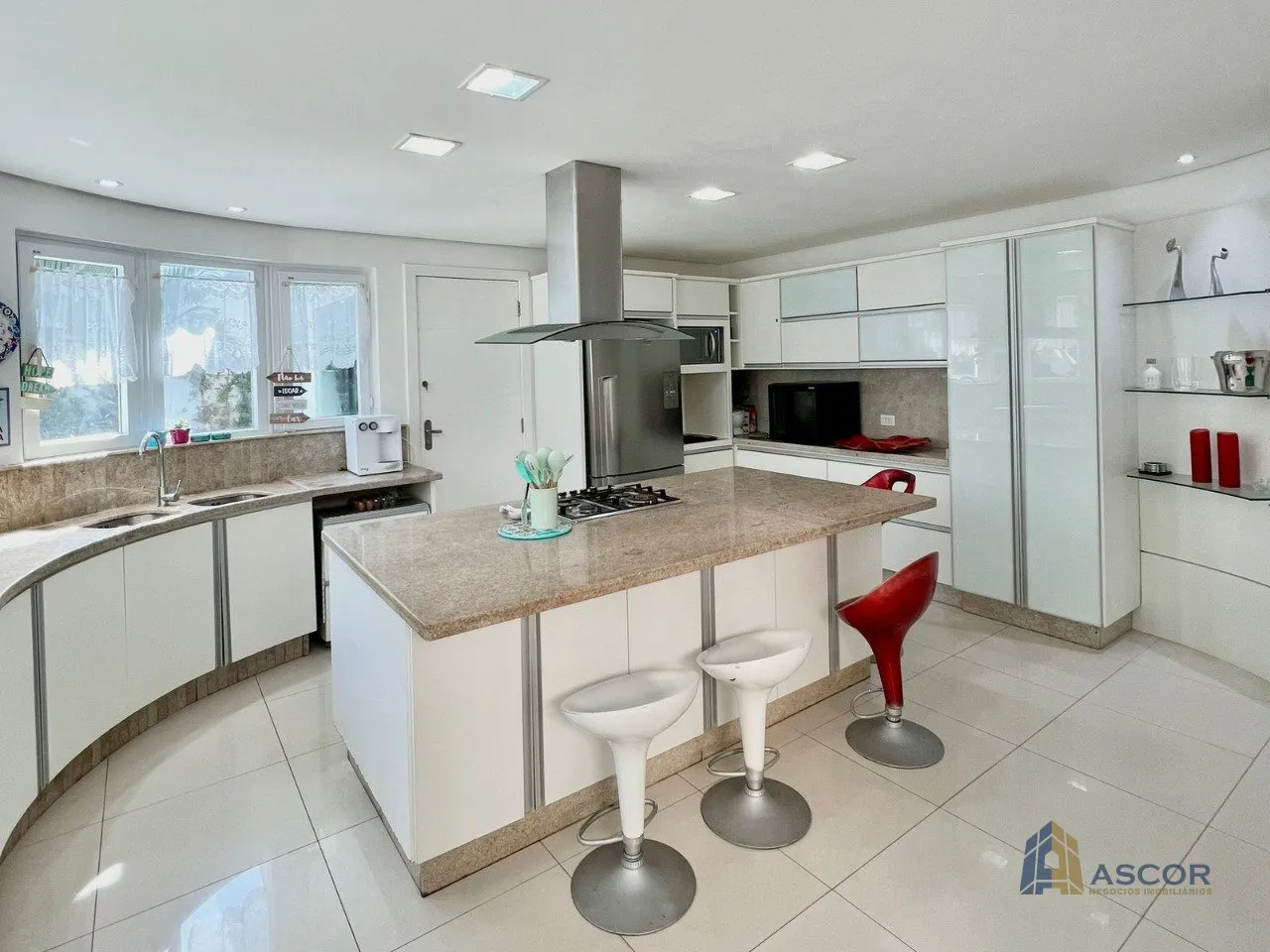 Furnished house with 7 bedrooms and open kitchen — photo 25