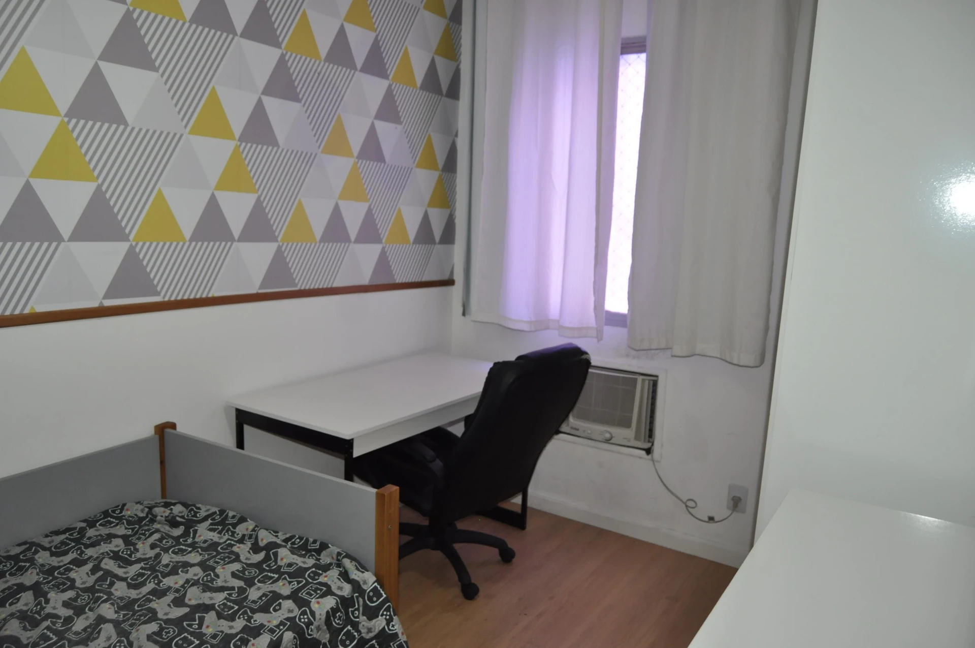 Furnished 2-bedroom apartment with a real workspace desk — photo 7