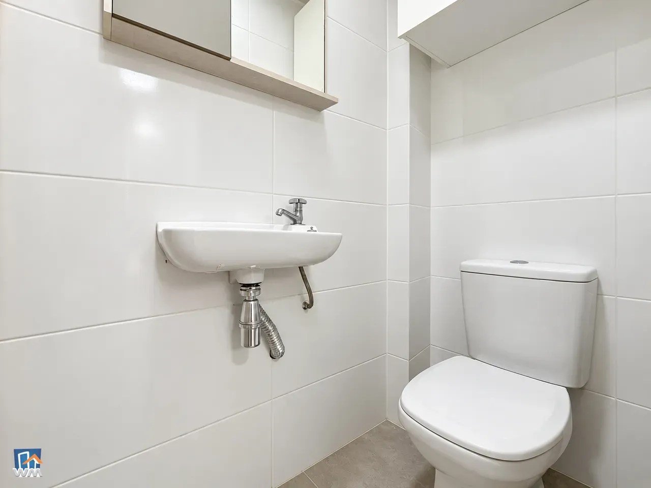 Glass-enclosed balcony in a 2-bedroom apartment, 88 m² — photo 28