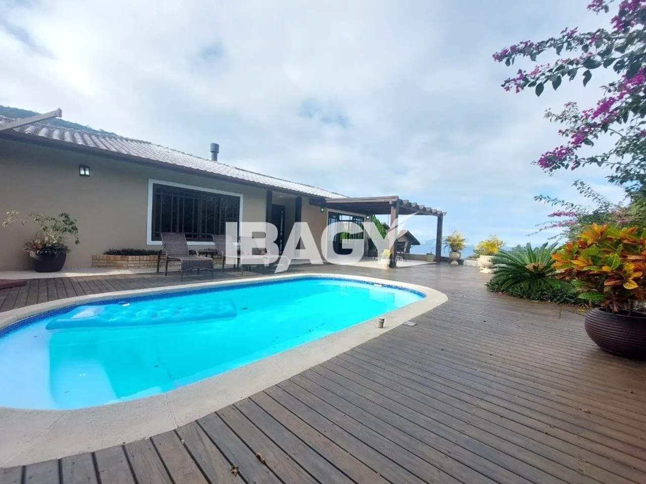 House with 5 bedrooms and an open kitchen with gas stove