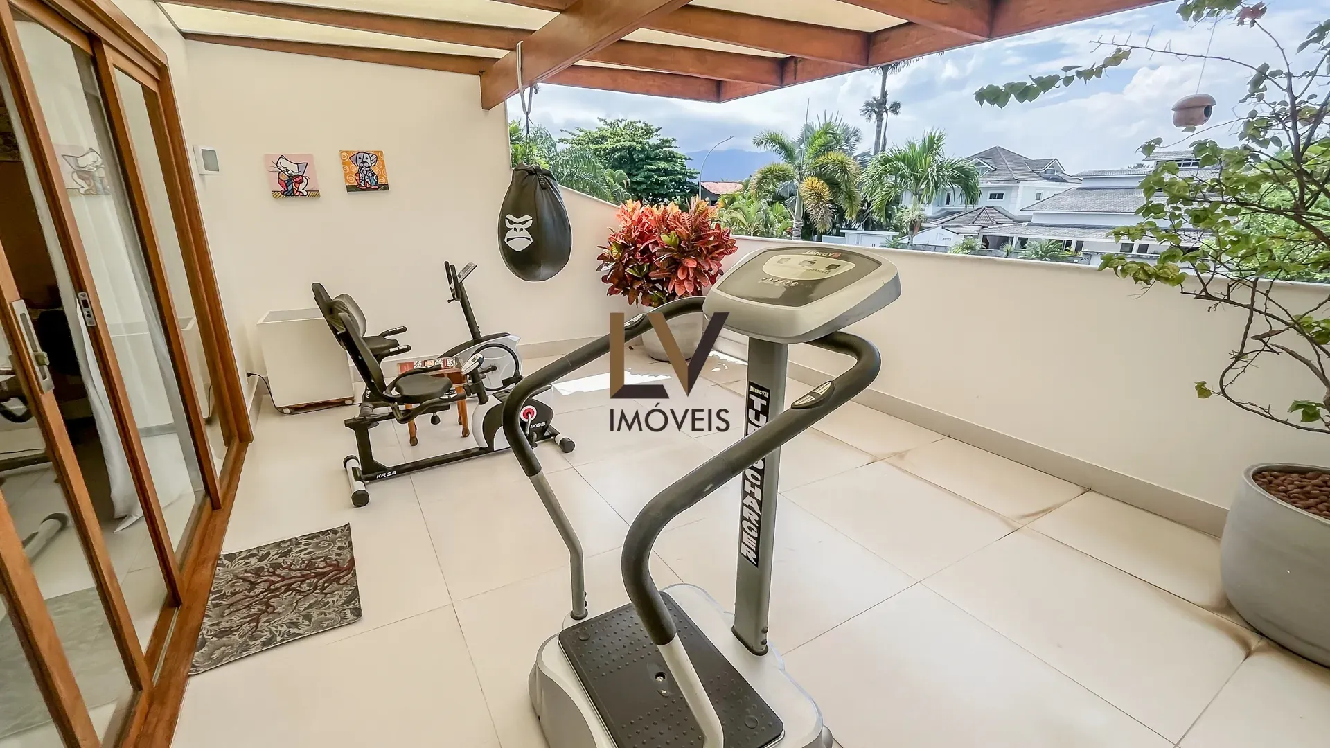 Furnished house with open-plan kitchen, 4 bedrooms and 5 baths — photo 38