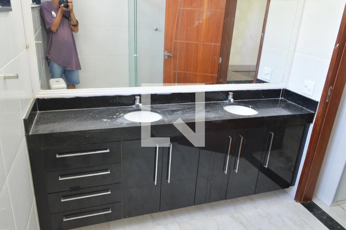 Casa de 3 quartos com janelas do piso ao teto — photo 66
