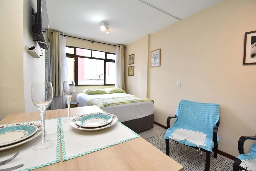 Furnished studio with 1 bedroom and compact cooktop — photo 9