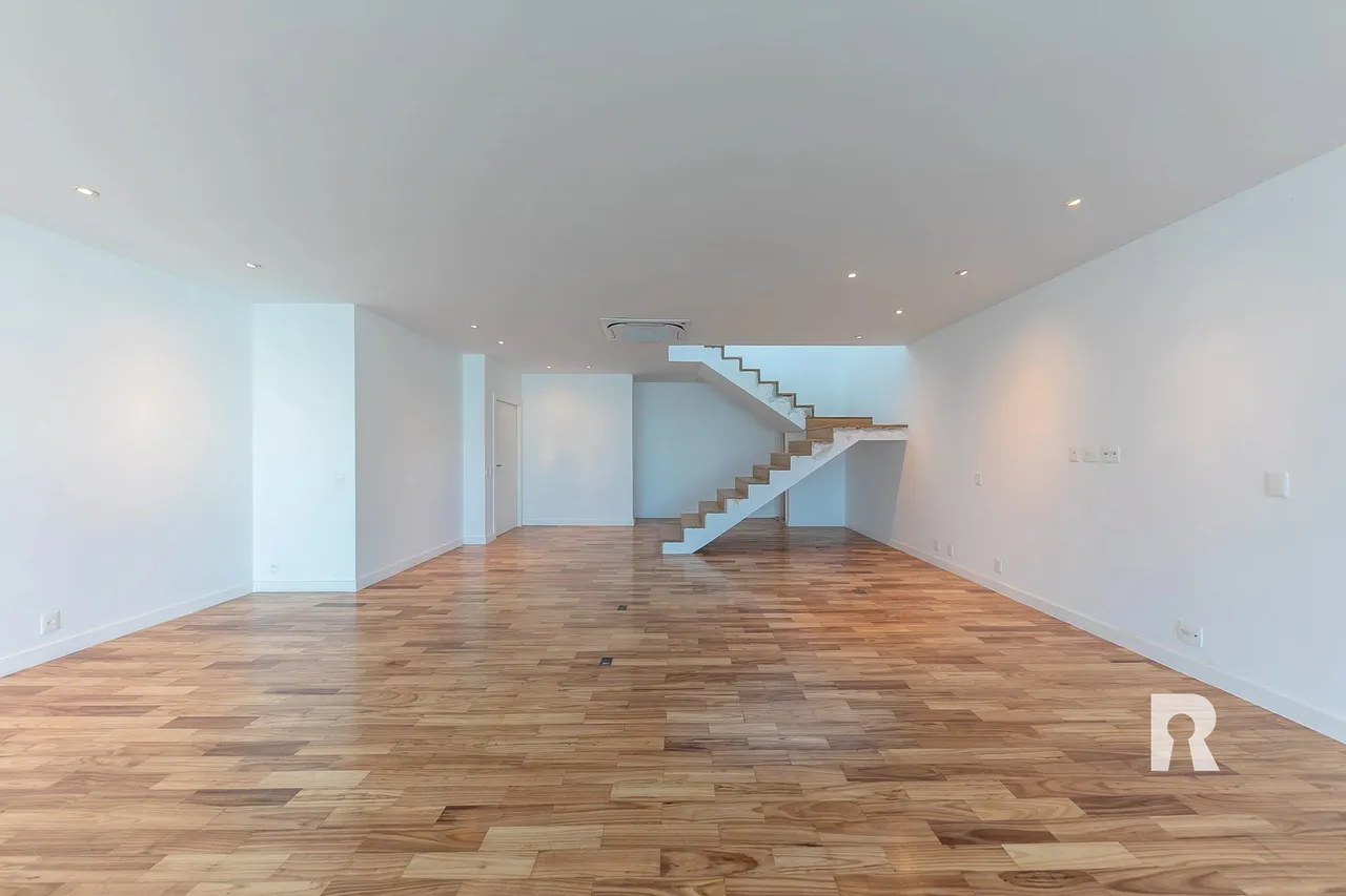 4-bedroom, 5-bath apartment with a balcony — photo 15