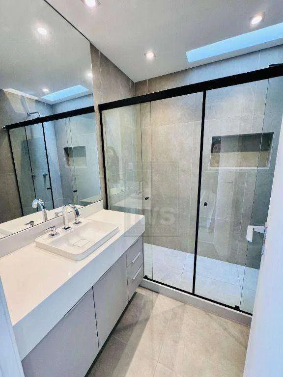 Modern house with 5 en-suite bedrooms and air conditioning — photo 12