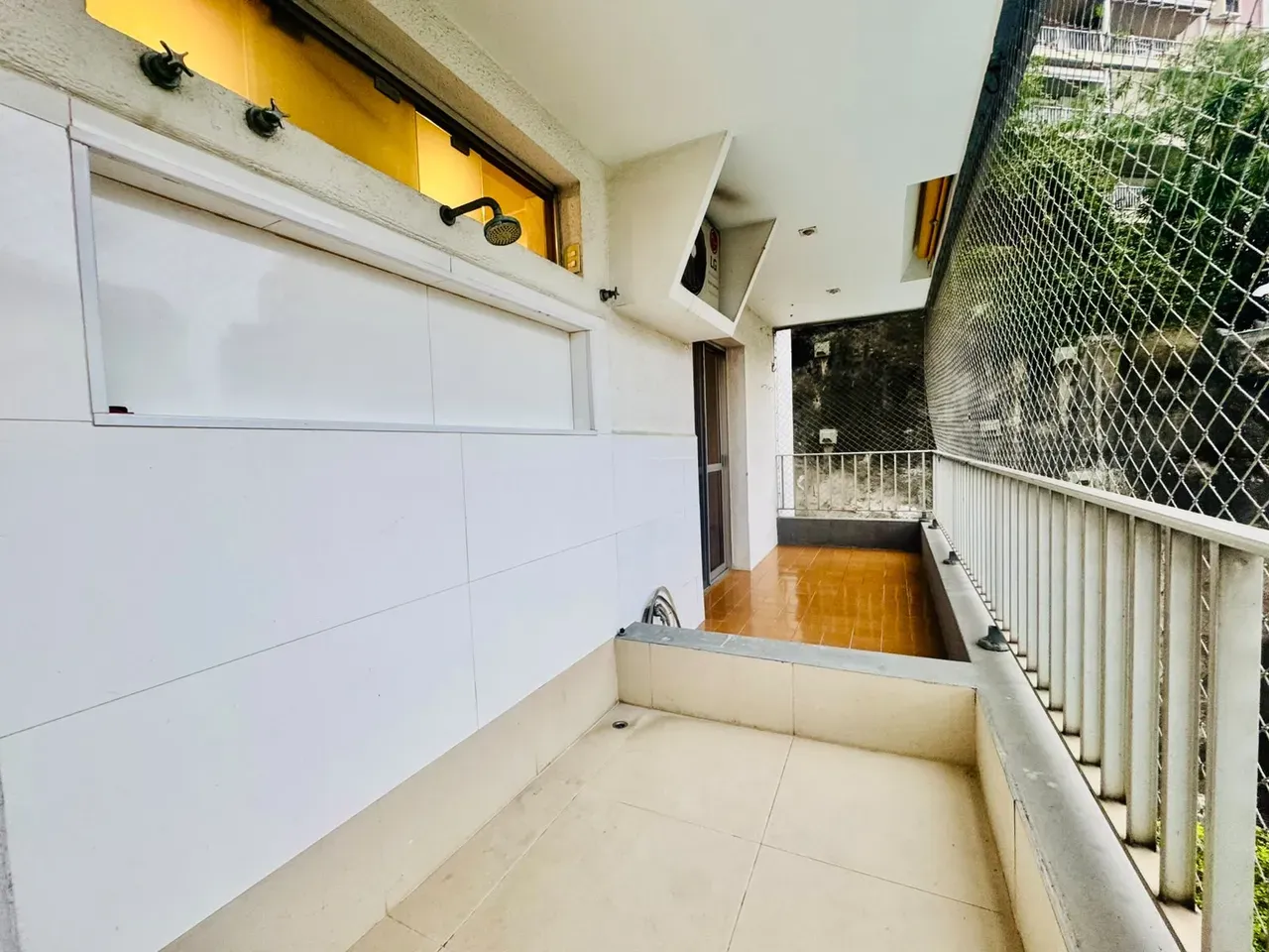 4-bedroom apartment with wood or laminate floors — photo 60
