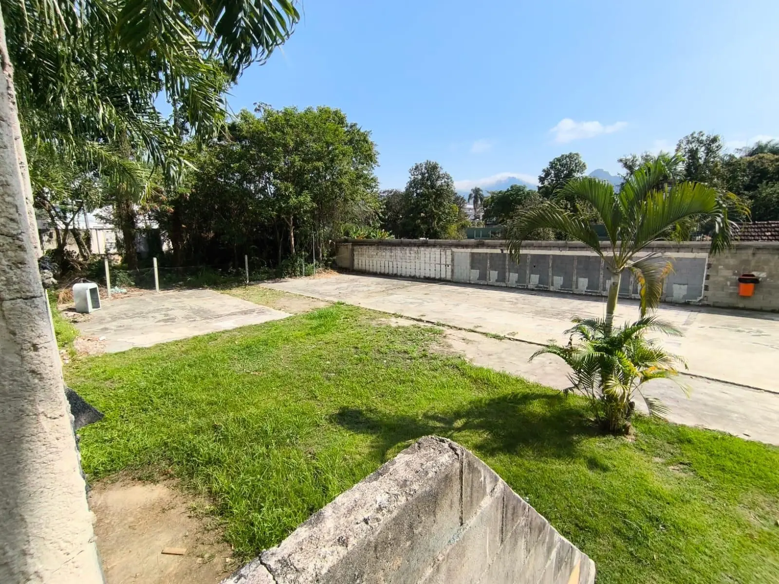 2-bedroom apartment in a building with a pool — photo 25