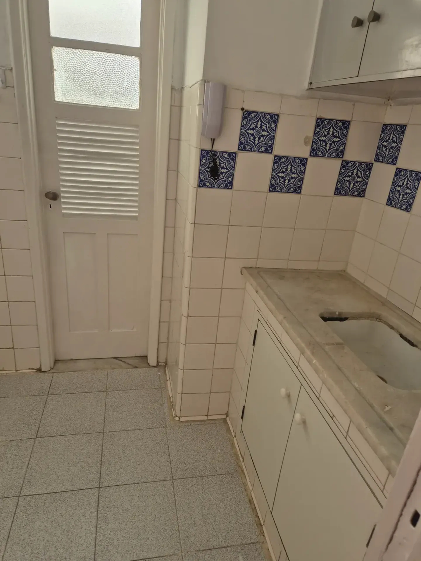 Apartment on the 10th floor with wood or laminate floors