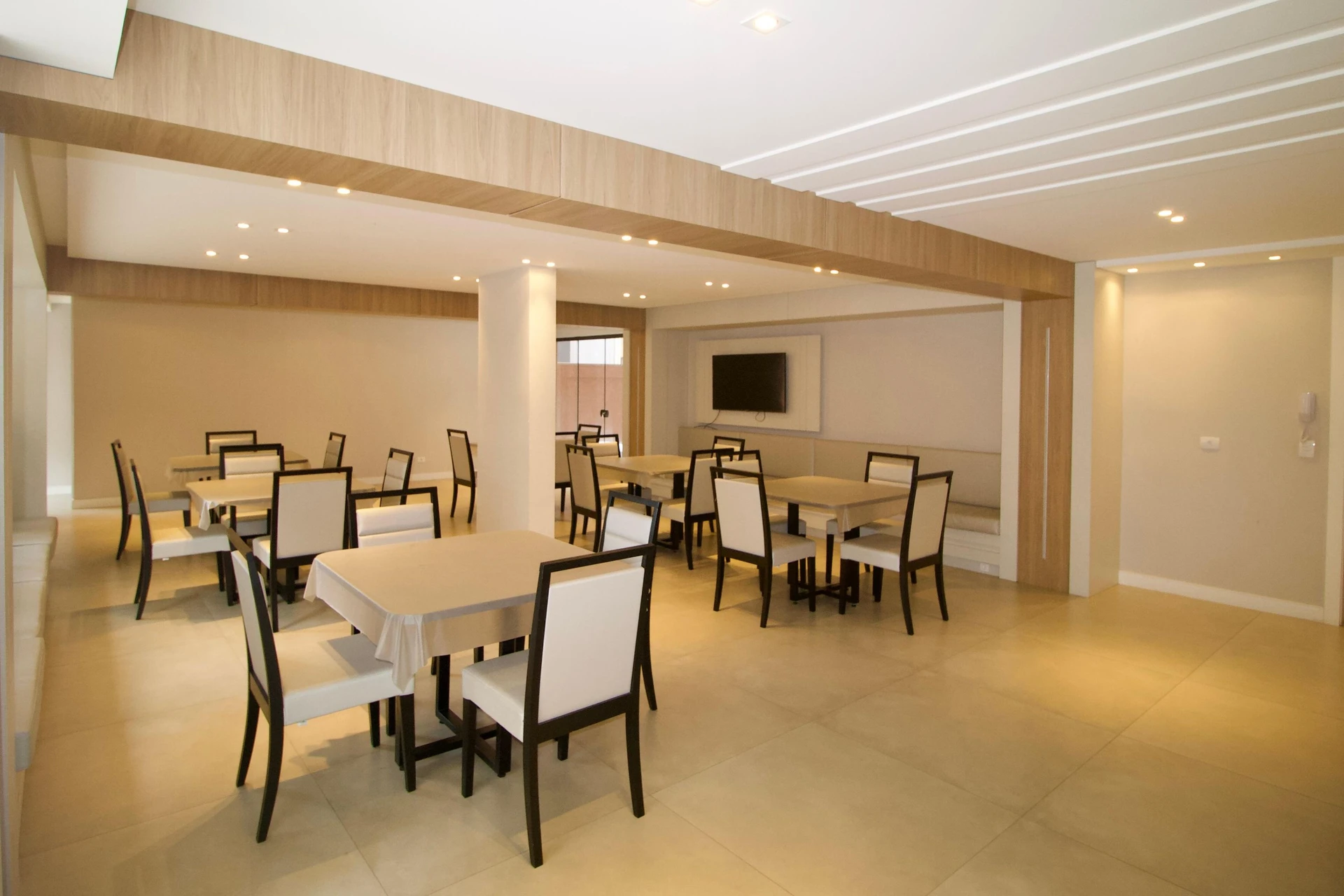 Furnished 1-bedroom apartment with a balcony — photo 17