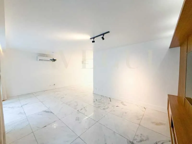 Furnished apartment, 136 m², with a glass-enclosed balcony — photo 2