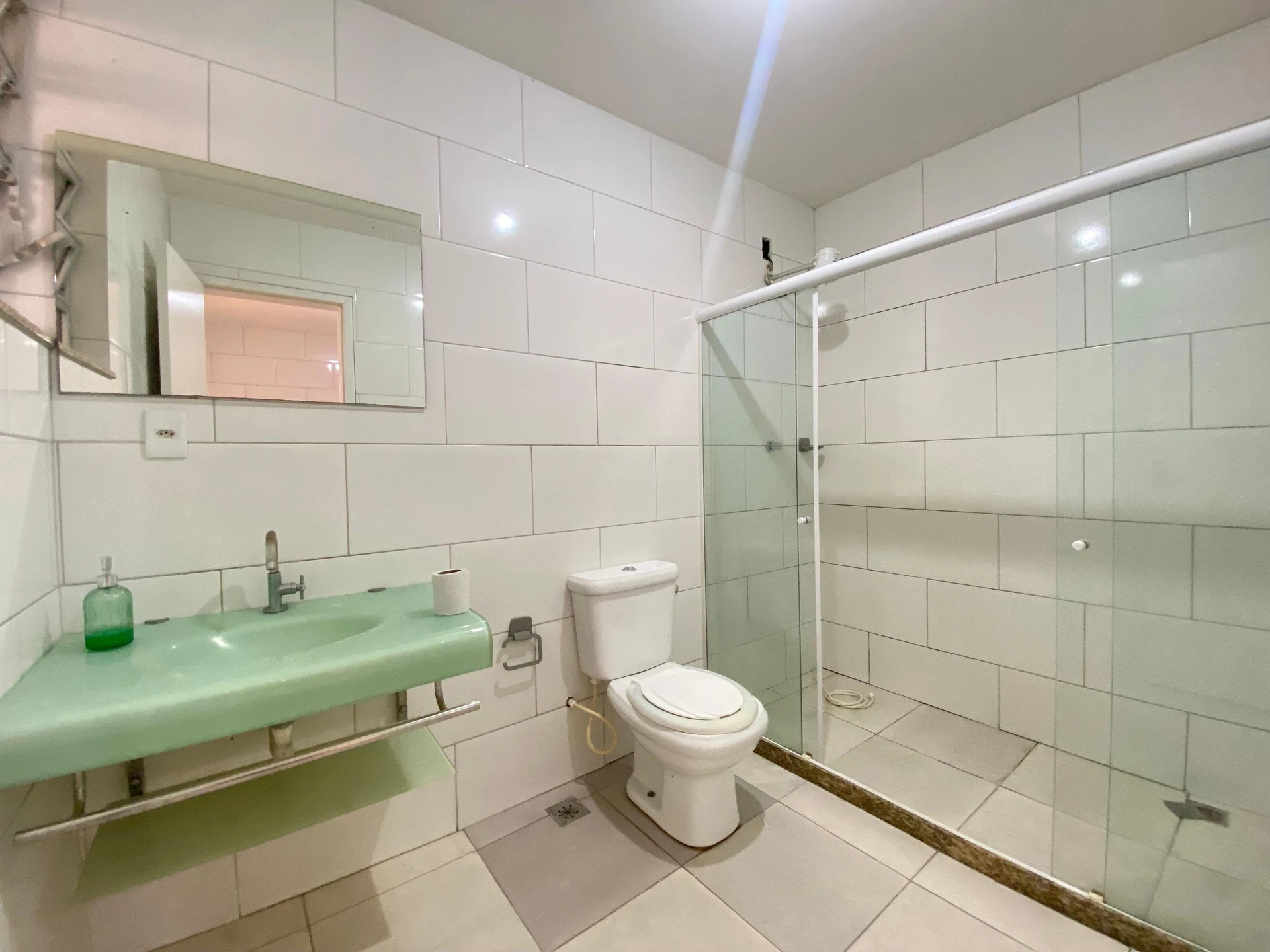 House with 2 bedrooms and a glass-enclosed shower — photo 5