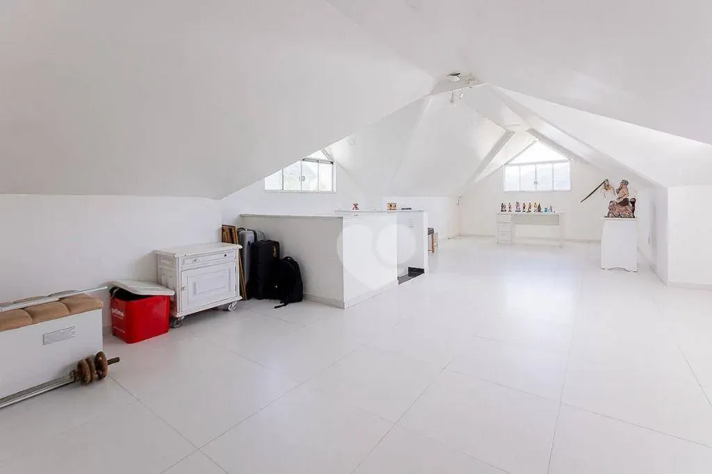 Furnished triplex house with 4 bedrooms and 370 m² — photo 47