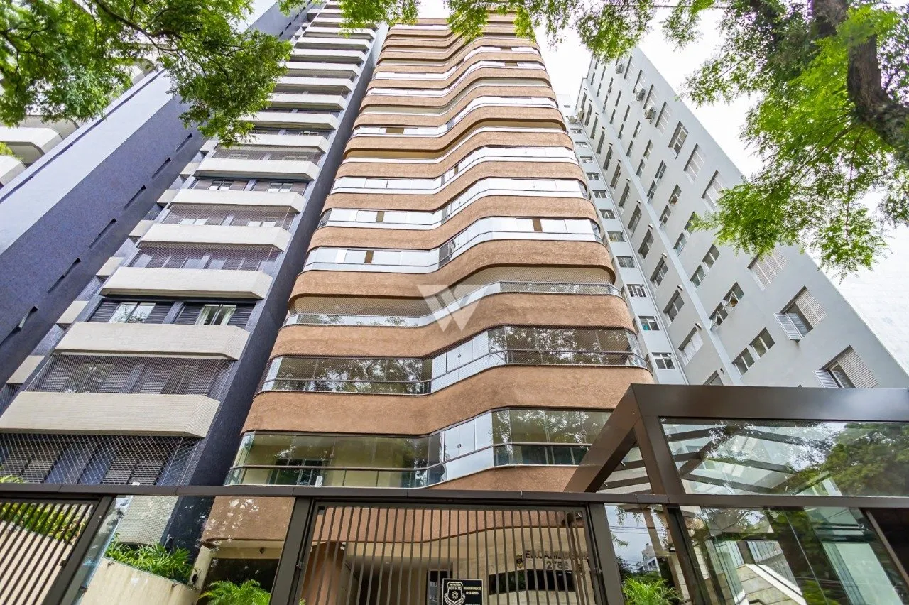Apartment with wood floors, 4 bedrooms and glass balcony — photo 15